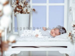 ژست عکس آتلیه ای نوزاد دختر