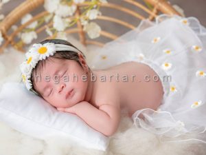 ژست عکس آتلیه ای نوزاد دختر (4)