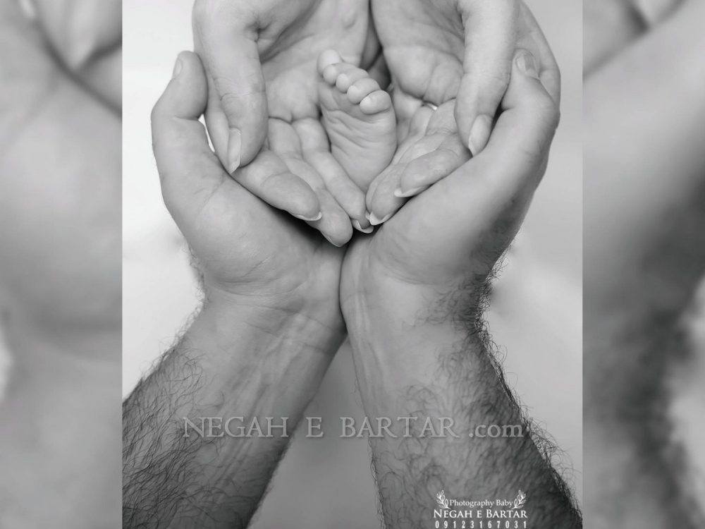 عکس پای نوزاد با دست پدر و مادر