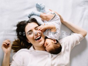 عکس نوزاد و مادر در منزل