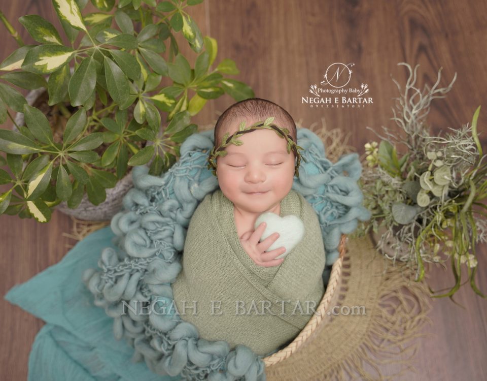 ژست عکس نوزاد پسر در منزل