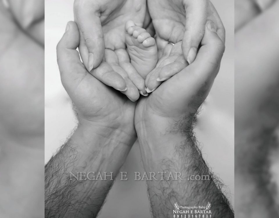 عکس پای نوزاد با دست پدر و مادر