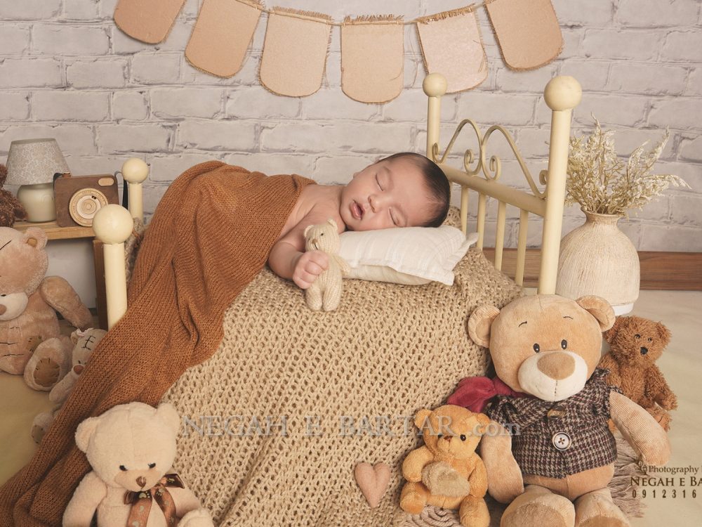 نمونه کار عکس نوزاد با خرس عروسکی