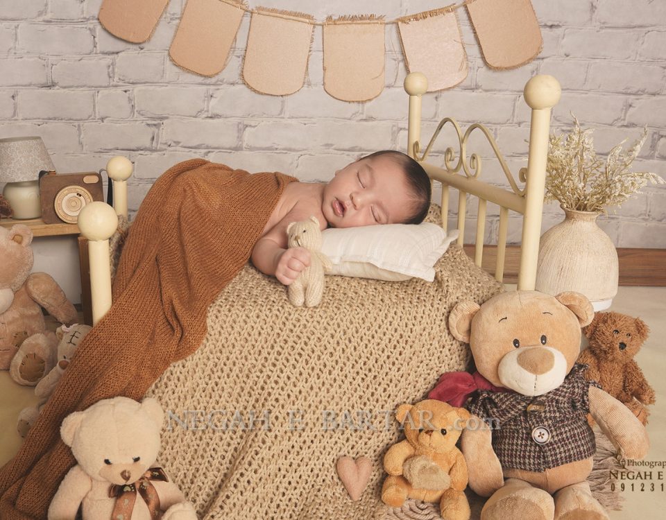 نمونه کار عکس نوزاد با خرس عروسکی