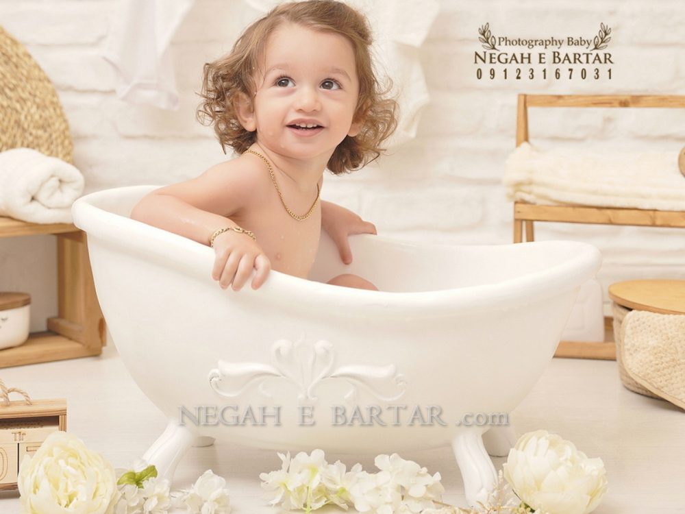 نمونه کار عکس کودک در وان حمام 1نمونه کار عکس کودک در وان حمام 1