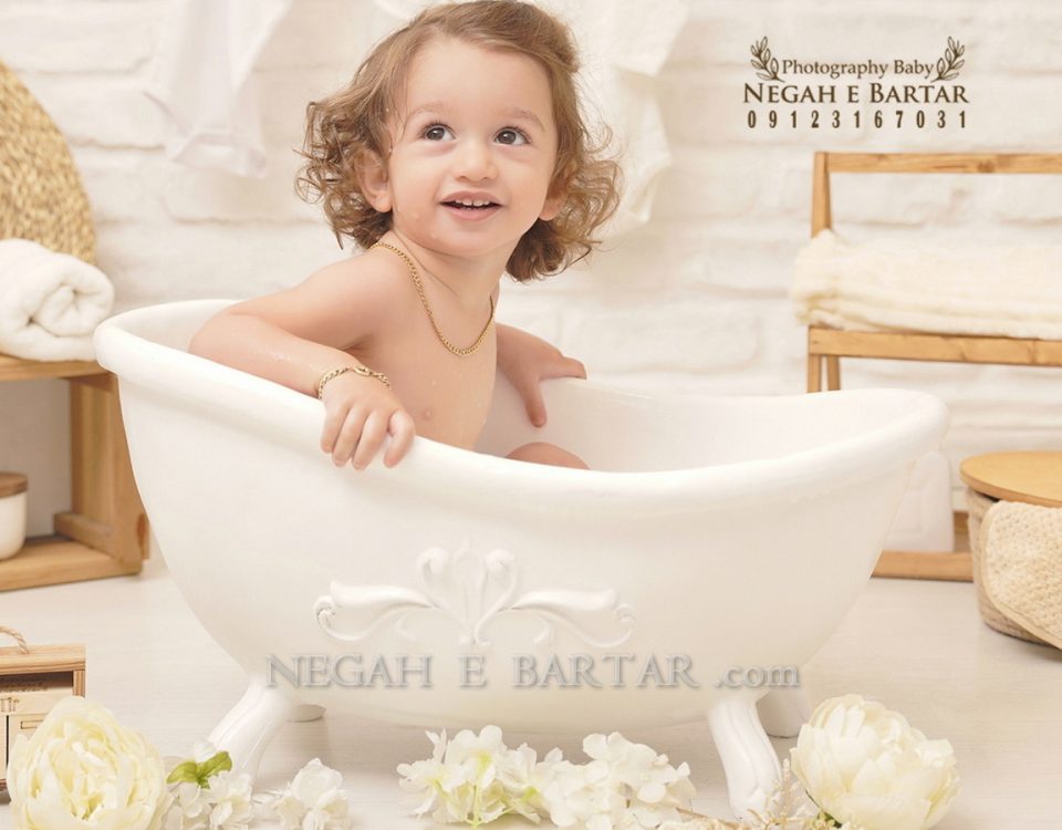 نمونه کار عکس کودک در وان حمام 1نمونه کار عکس کودک در وان حمام 1